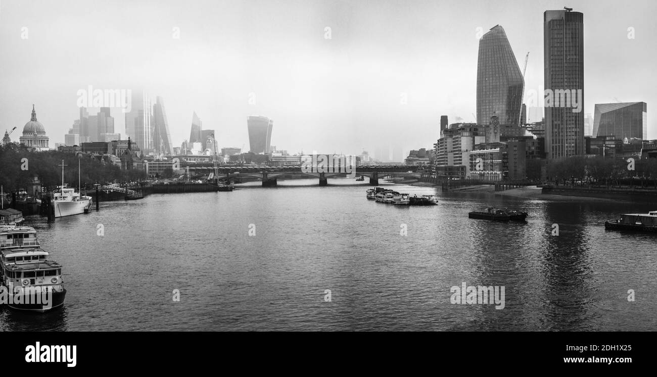 Ein Panoramablick auf London und die Stadt an einem nebligen und nebligen Morgen Stockfoto