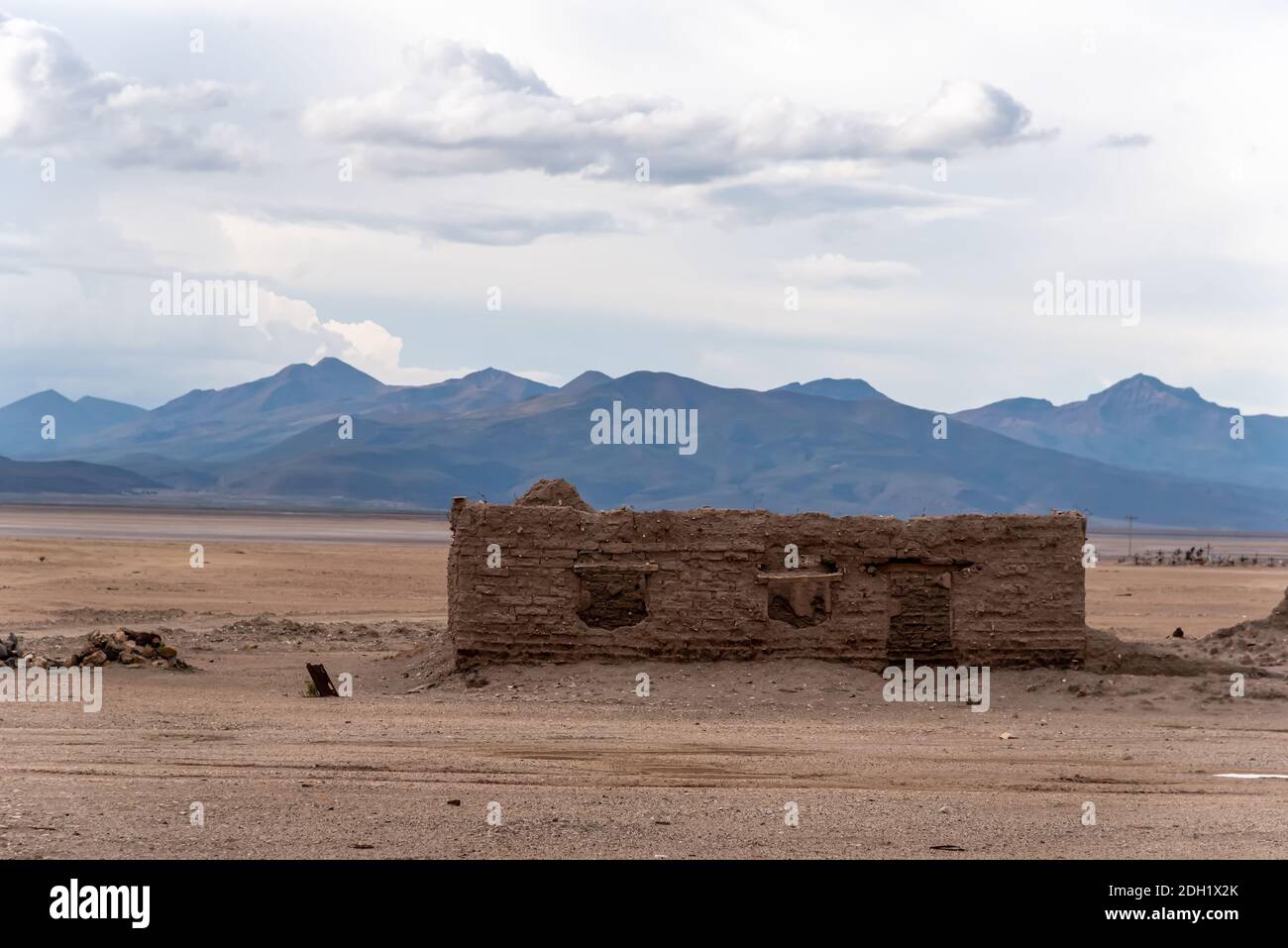 Verlassene Adobo-Hütte mitten im bolivianischen Hochland Stockfoto
