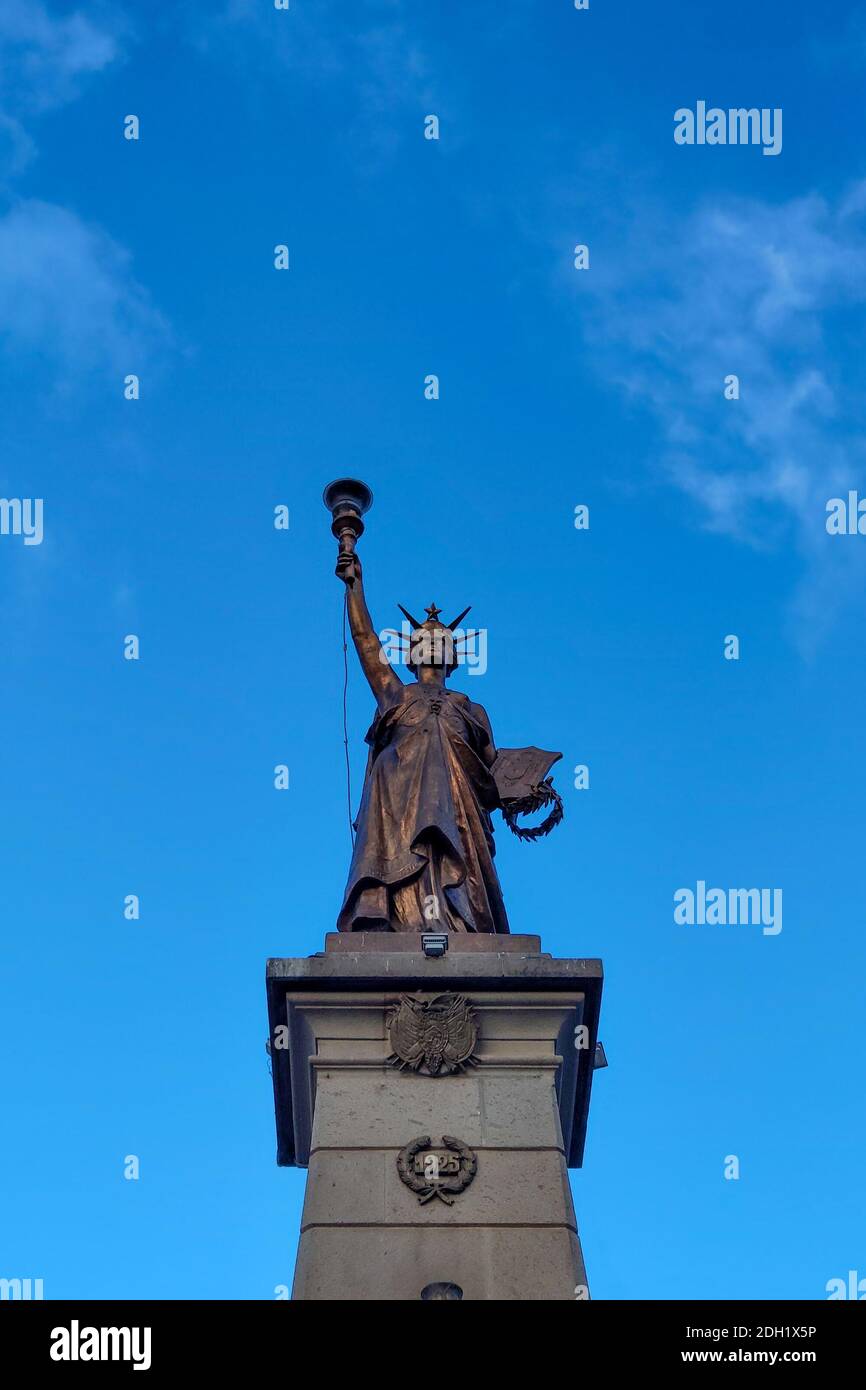 22. Februar 2020: Statue auf dem Platz 10. November. Potosi, Bolivien Stockfoto