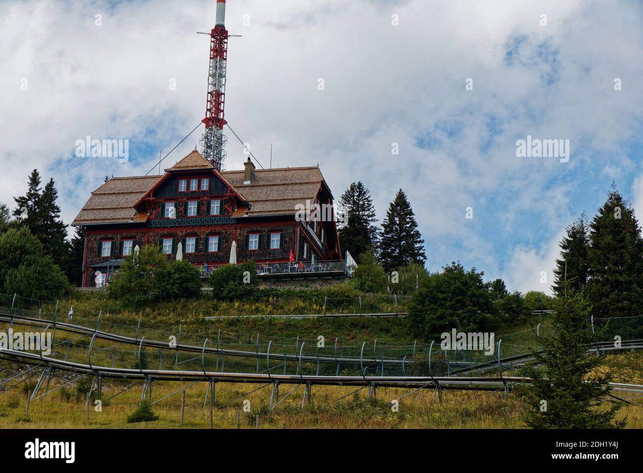 Niedriger Engelsblick auf die Berghütte 'Stubenberghaus' auf dem Schockl Berg in Österreich Stockfoto