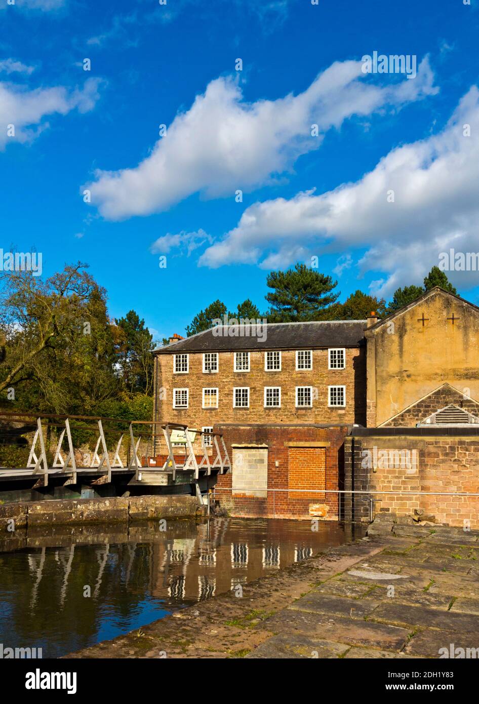 Fabrikgebäude in der Cromford Mill die weltweit erste Wasserversorgungsanlage Baumwollfabrik von Richard Arkwright im Jahr 1771 in Cromford gebaut Derbyshire England Großbritannien Stockfoto