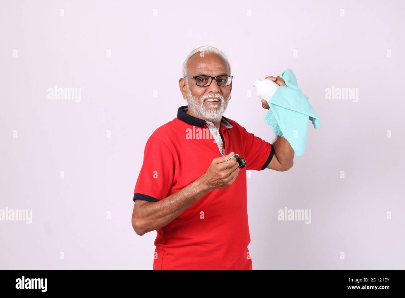 Senior indian Mann trinken frisches Wasser während oder nach dem Krafttraining oder Fitness-Studio, halten sich dehydriert Stockfoto