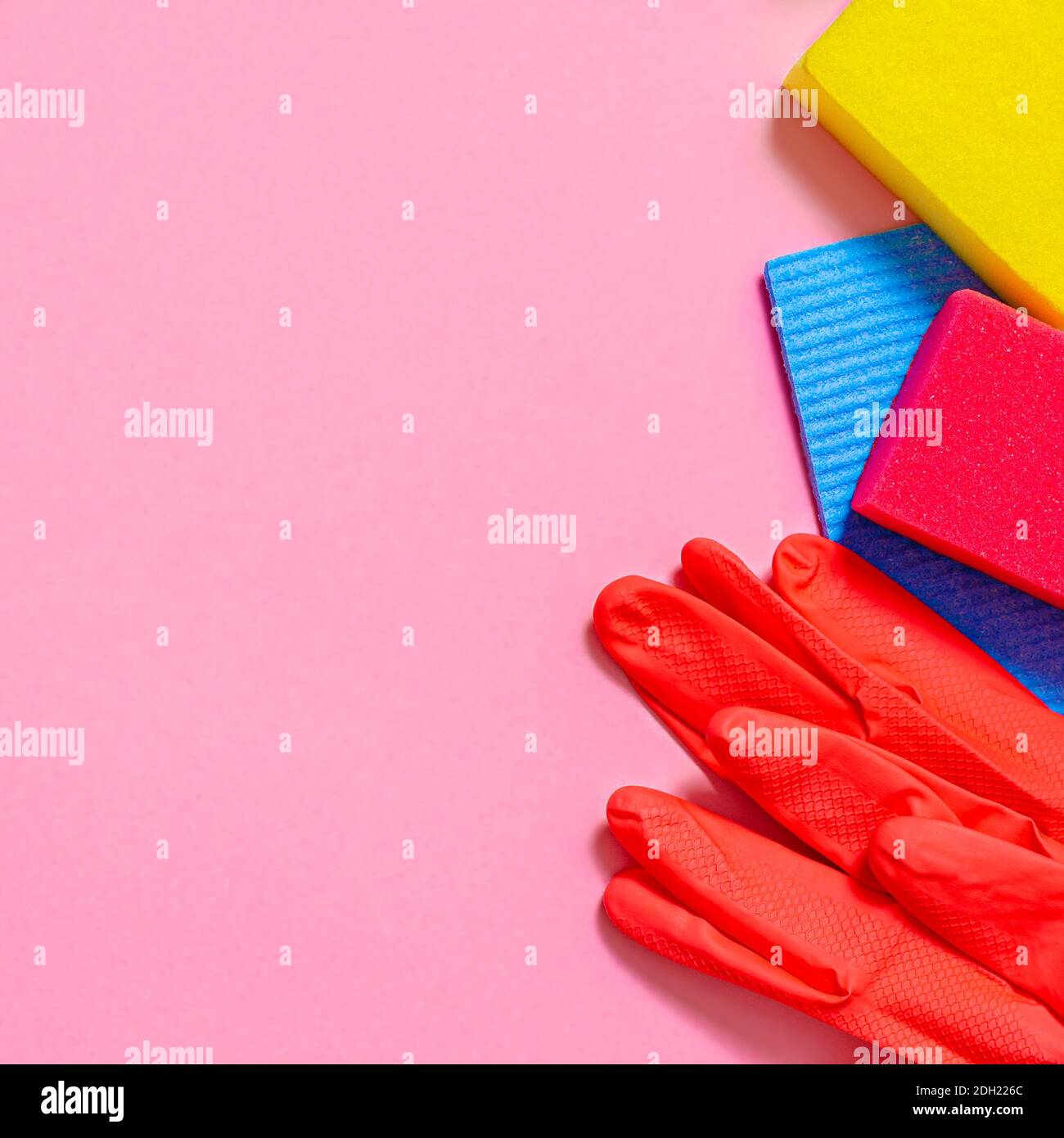Bunte Reinigung für verschiedene Oberflächen in Küche, Bad und andere Räume. Reinigung Service Konzept Stockfoto