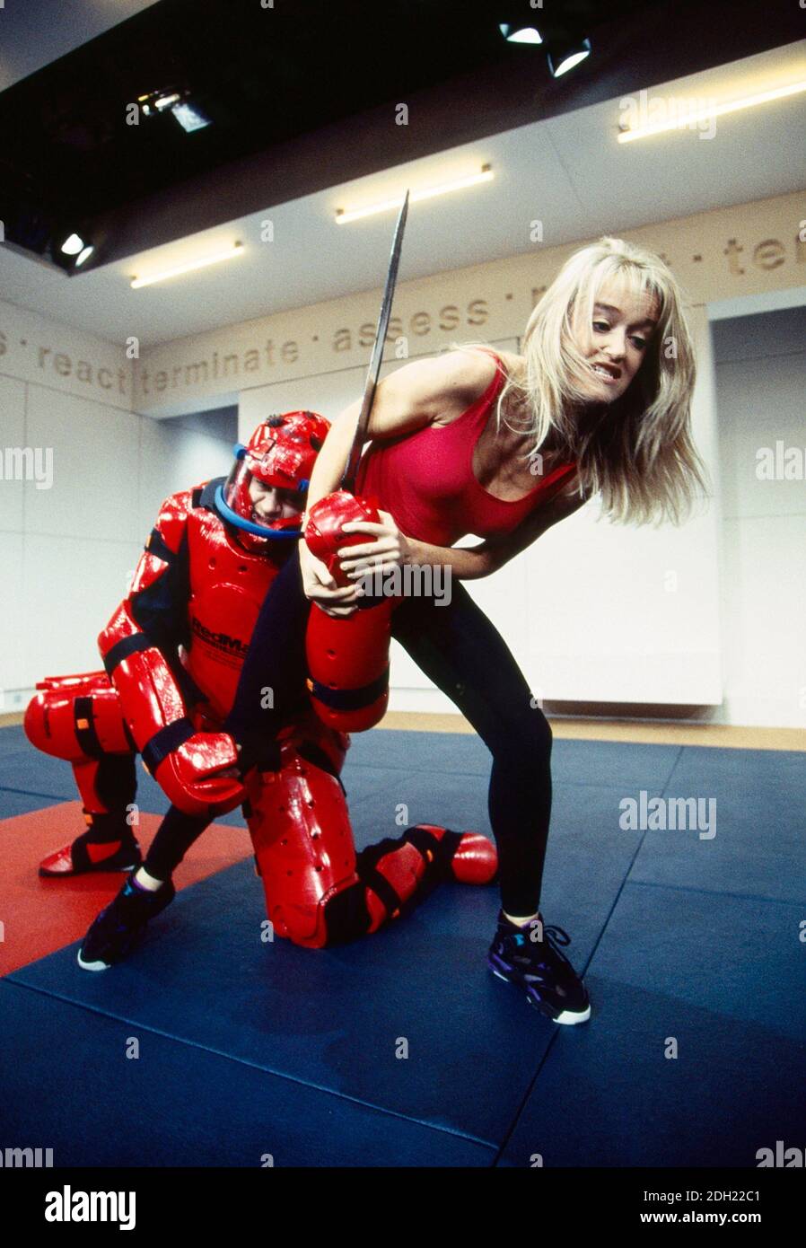 Andy Serkis (Peter), Sophie Heyman (Jane) in PUNCHBAG von Robert Llewellyn im Hampstead Theater, London NW3 07/12/1993 Design: Julian McGowan Beleuchtung: Alan Burrett Kämpfe: William Hobbs Choreographie: Danny John-Jules Regie: Glen Walford Stockfoto