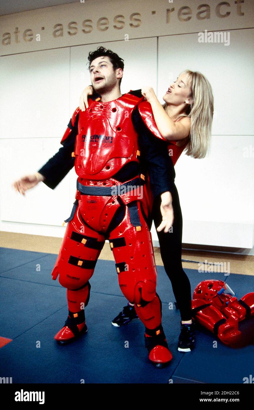 Andy Serkis (Peter), Sophie Heyman (Jane) in PUNCHBAG von Robert Llewellyn im Hampstead Theater, London NW3 07/12/1993 Design: Julian McGowan Beleuchtung: Alan Burrett Kämpfe: William Hobbs Choreographie: Danny John-Jules Regie: Glen Walford Stockfoto