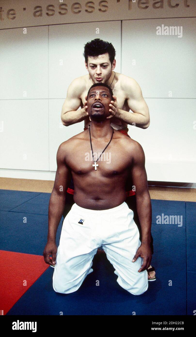 Eamonn Walker (Lloyd - Front), Andy Serkis (Peter) im BOXSACK von Robert Llewellyn im Hampstead Theater, London NW3 07/12/1993 Design: Julian McGowan Beleuchtung: Alan Burrett Kämpfe: William Hobbs Choreographie: Danny John-Jules Regie: Glen Walford Stockfoto