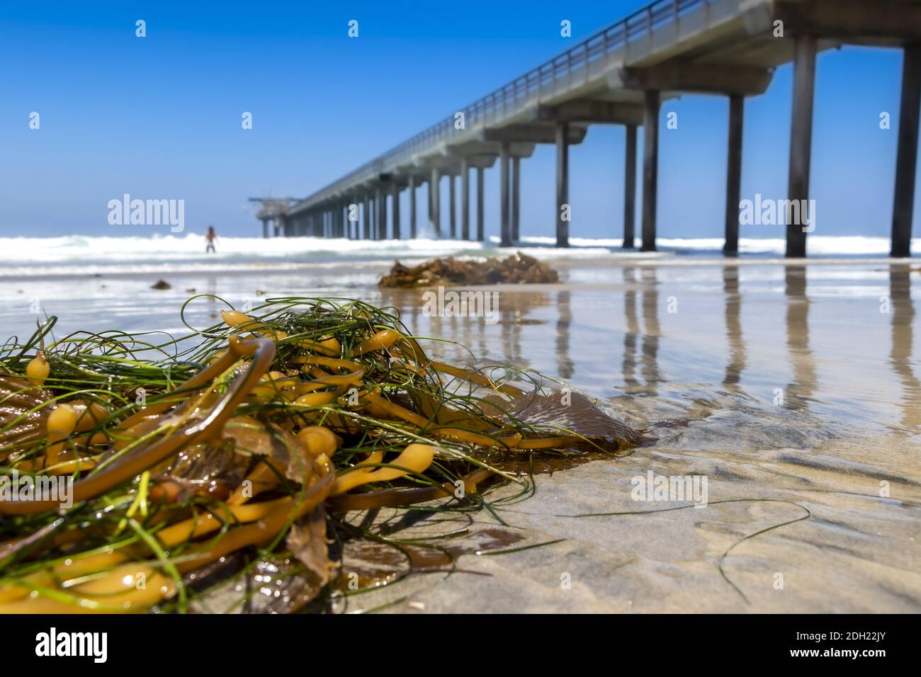 Blick auf EINEN Pier mit Wellen, die in die Struktur einstürzen Stockfoto