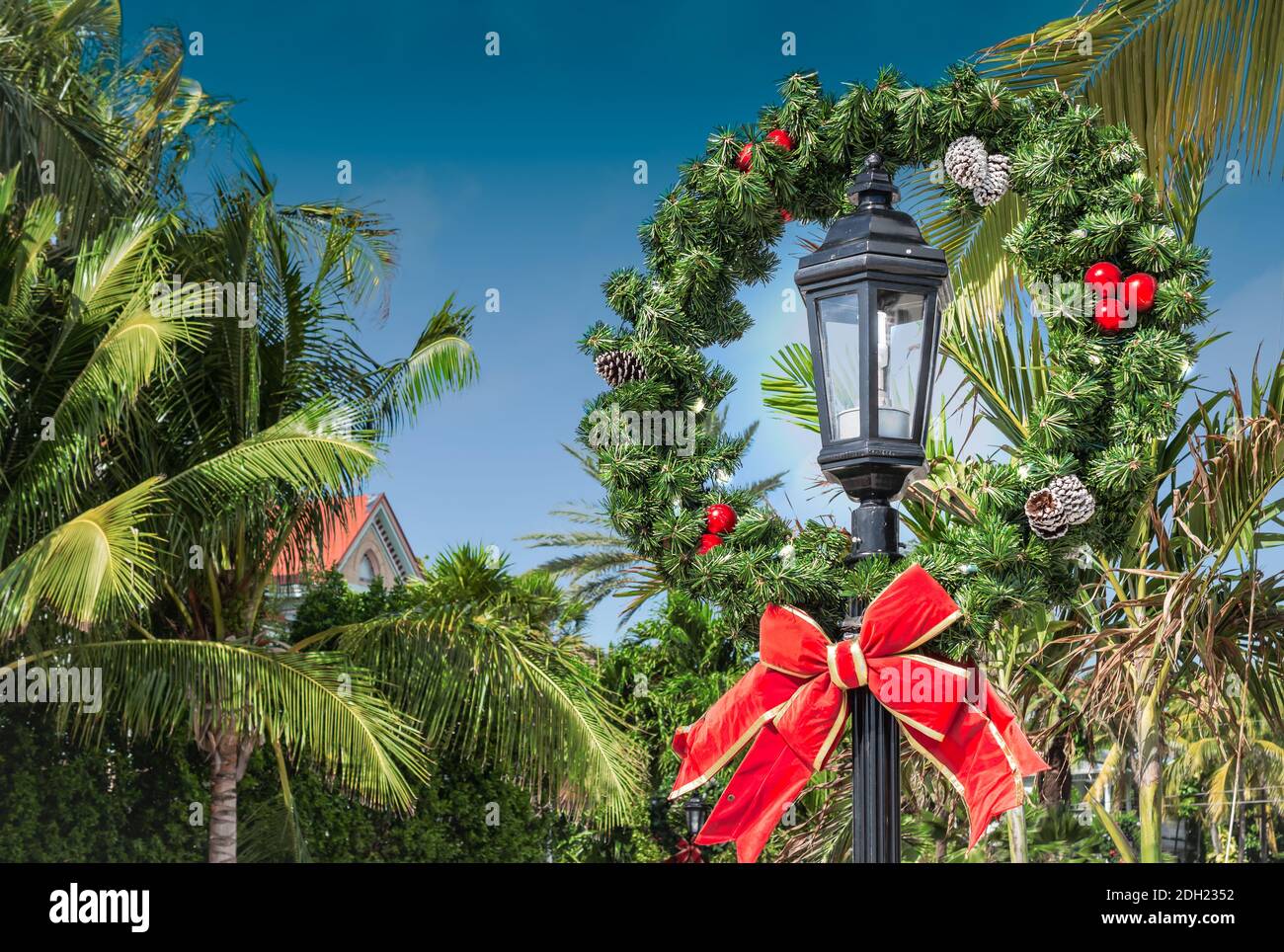 Weihnachtskranz Dekoration auf einer Straße Lampe Pfosten in Key West, Florida. Stockfoto