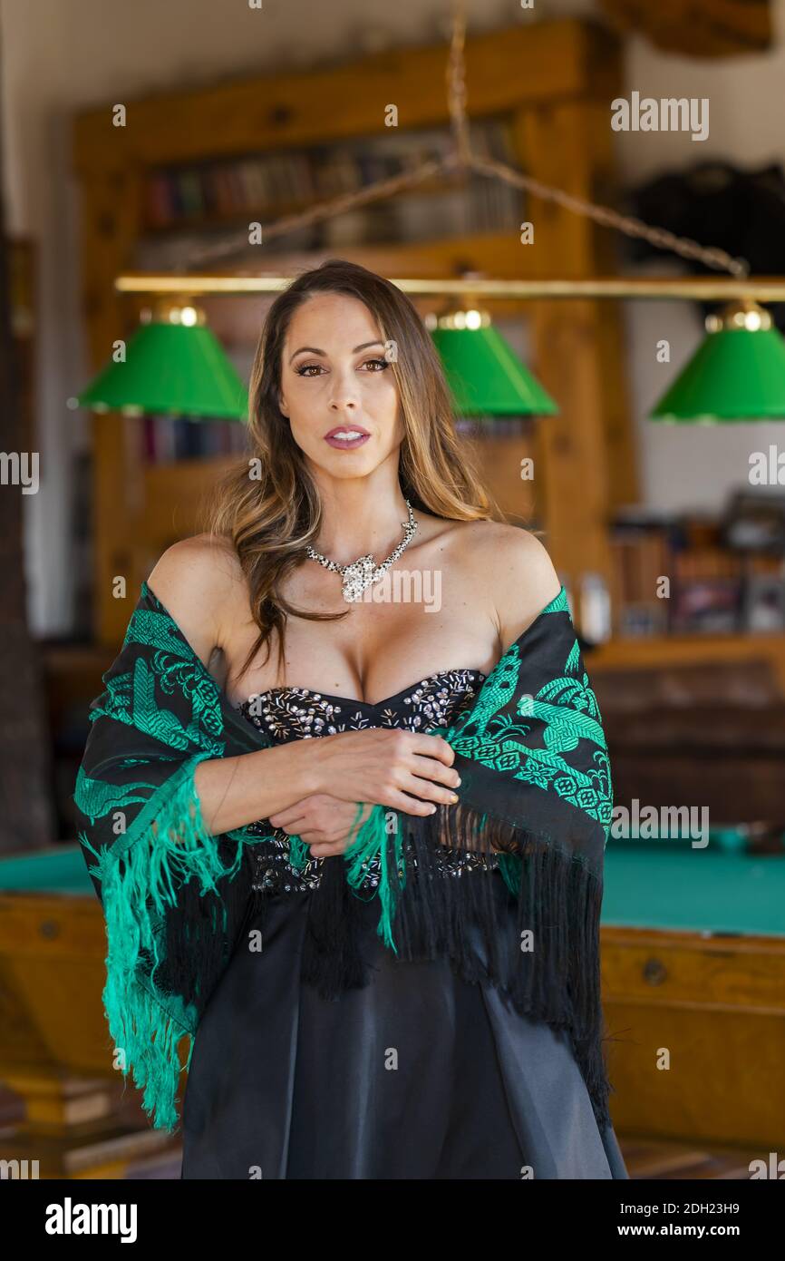 Eine schöne hispanische Brünette Modell posiert Indoors auf EINEM Mexikaner Ranch Stockfoto