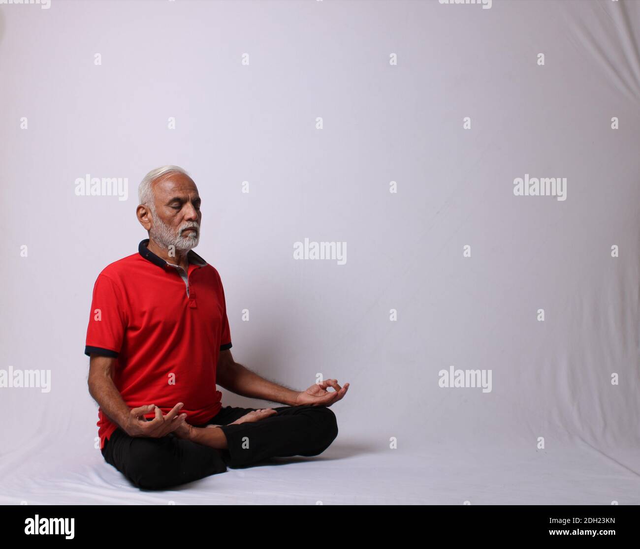 Älterer indischer Mann in Yoga-Pose Stockfoto
