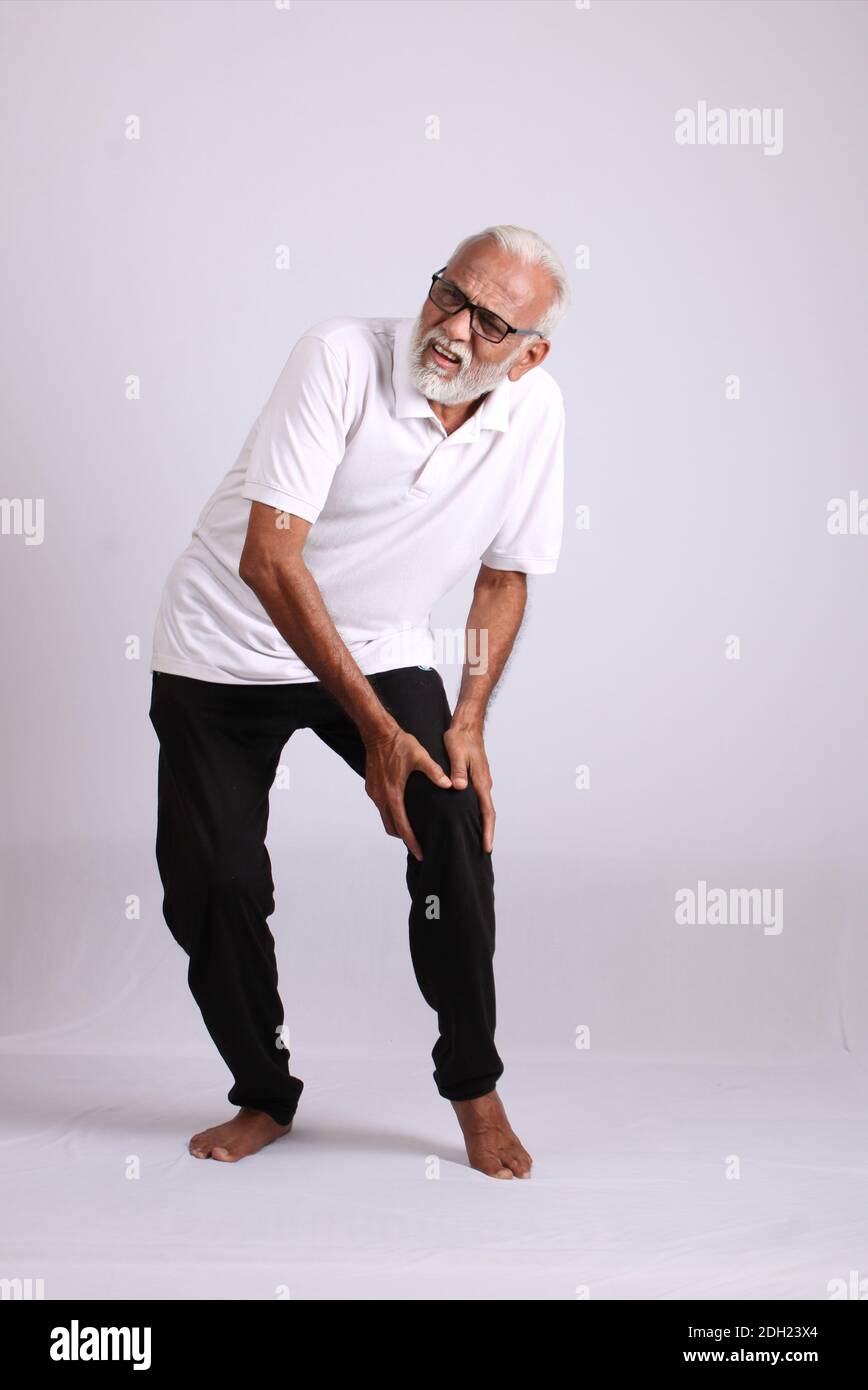 Indische asiatische alten Mann mit Schmerzen oder Schmerzen traurig Ausdrücke Stockfoto