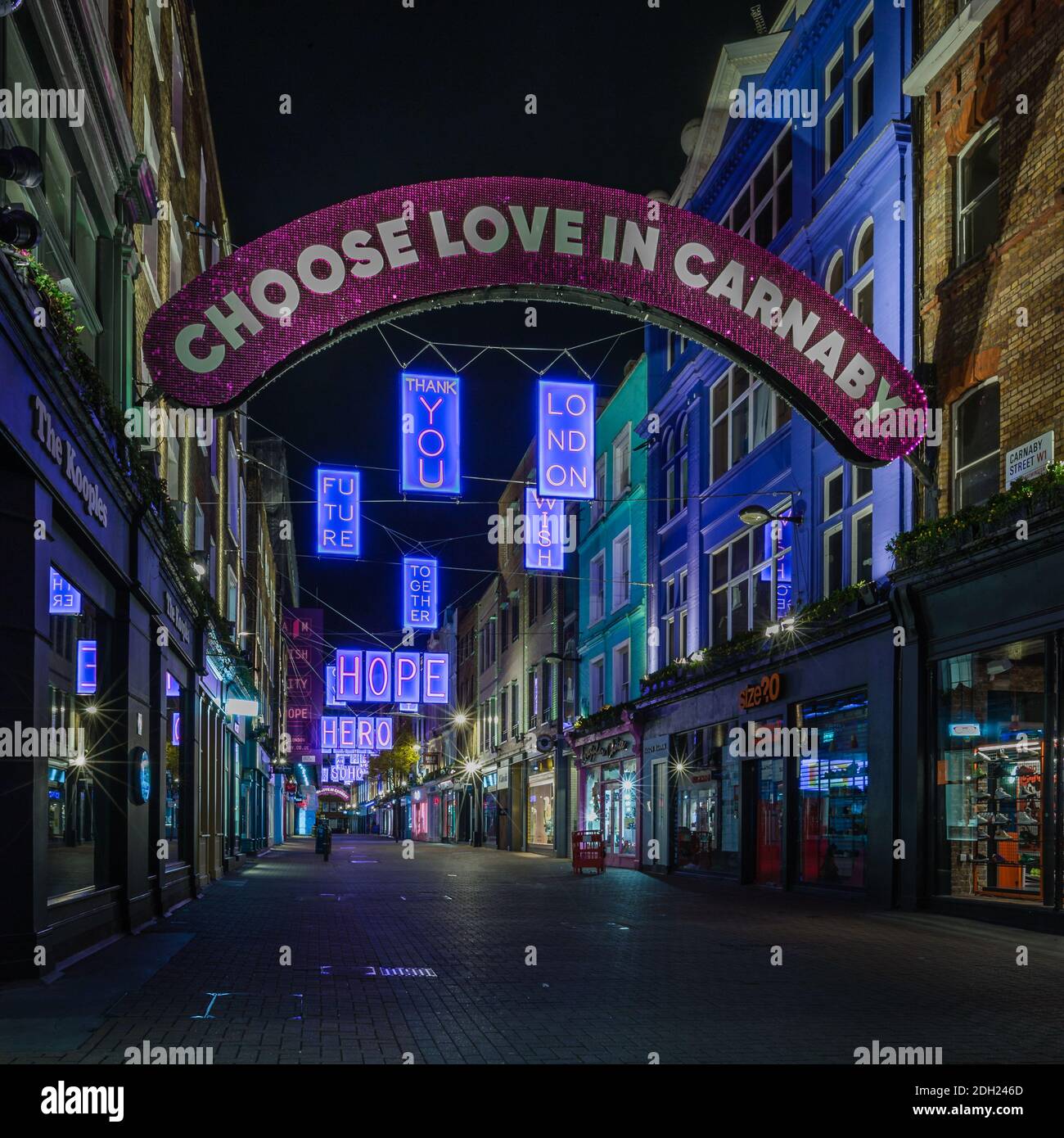 "Wählen Sie Liebe in Carnaby" das Thema für die Weihnachtszeit 2020 in London. Stockfoto