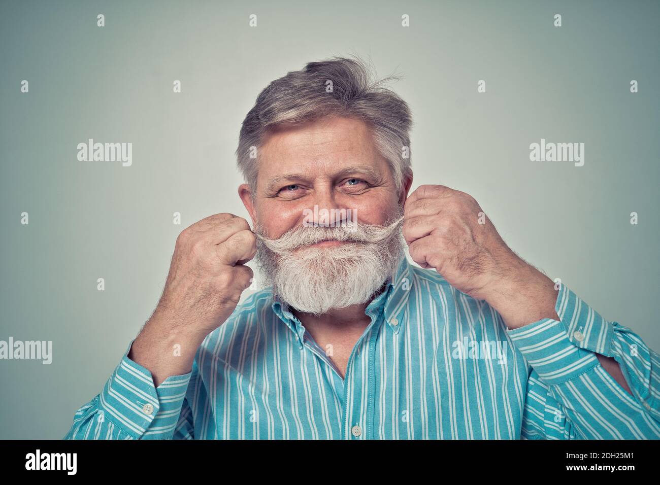 Lustige ältere Mann posiert in einem Fotoshooting. Happy Hipster macht lustige Ausdrücke. Konzept über Menschen und Lifestyle. Stockfoto