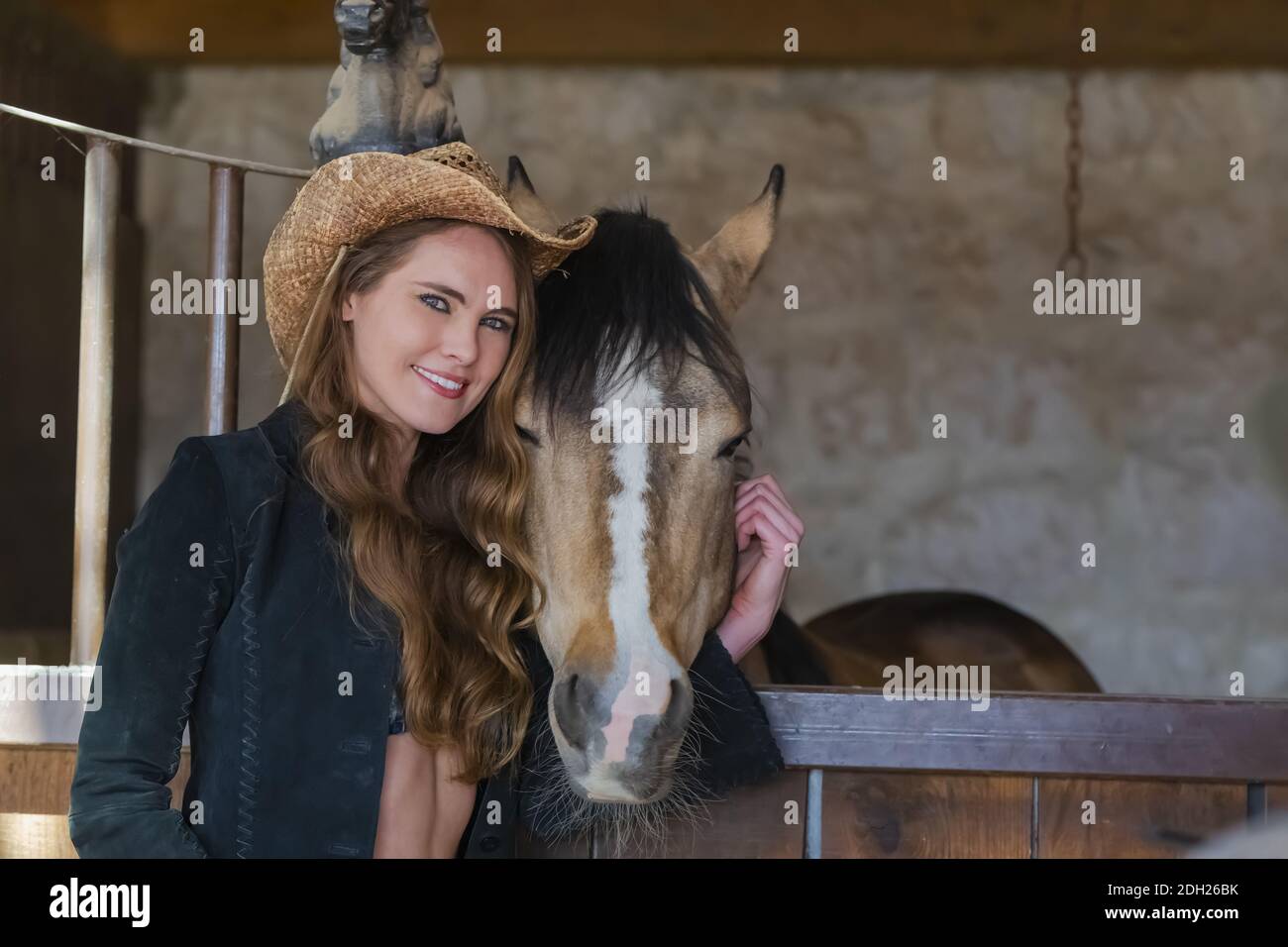 Eine schöne hispanische Brünette Modell posiert mit EINEM Pferd im Freien In EINER Heimumgebung Stockfoto