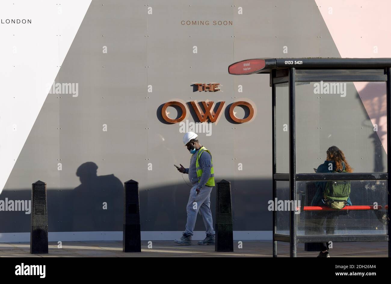 London, England, Großbritannien. Bauzaun vor dem Gebäude des Old war Office, das 2022 als Hotel wiedereröffnet werden soll Stockfoto