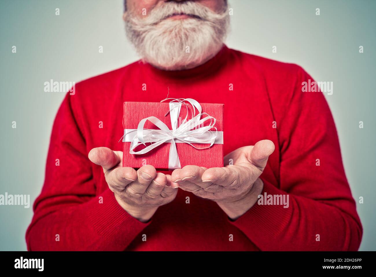 Lustige ältere Mann posiert als weihnachtsmann in einem Fotoshooting. Happy Hipster macht lustige Ausdrücke. Konzept über Menschen und weihnachten Stockfoto