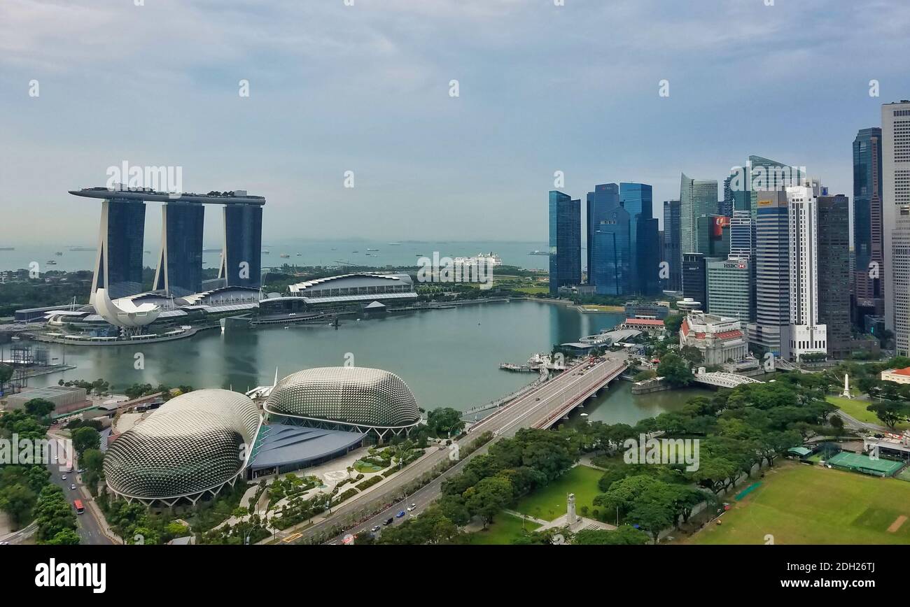 SINGAPUR - 7. Mai 2017: Luftpanorama über die Bucht von Singapur, mit dem Marina Bay Sands Luxushotel, Einkaufszentrum und Casino zum Financial A Stockfoto