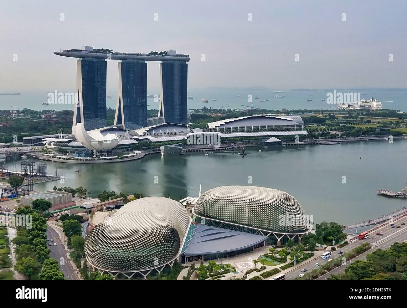 SINGAPUR - 7. Mai 2017: Luftpanorama über die Bucht von Singapur, mit dem Marina Bay Sands Luxushotel, Einkaufszentrum und Casino zum Financial A Stockfoto