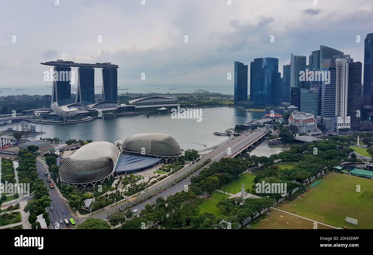 SINGAPUR - 7. Mai 2017: Luftpanorama über die Bucht von Singapur, mit dem Marina Bay Sands Luxushotel, Einkaufszentrum und Casino zum Financial A Stockfoto
