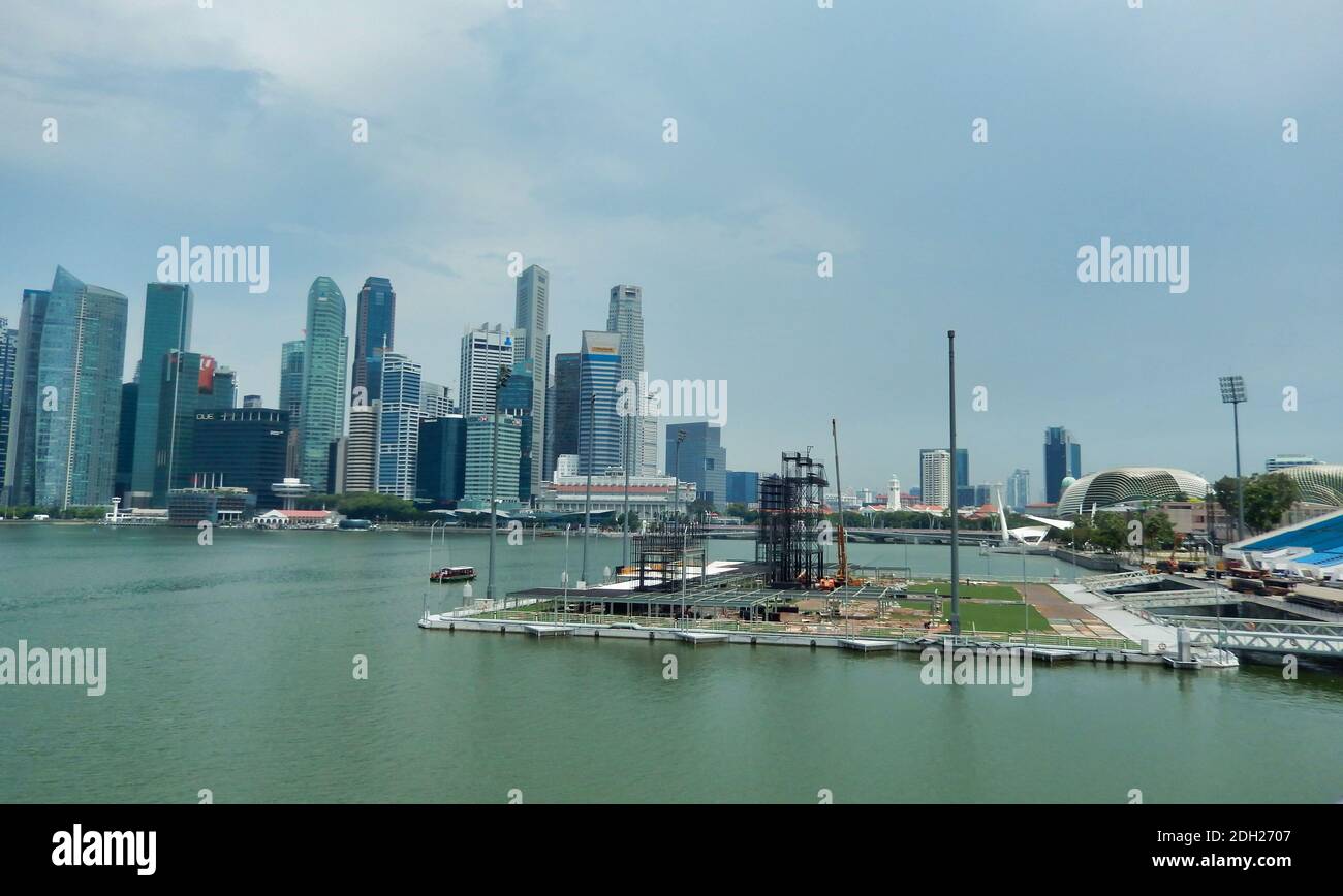 SINGAPUR - 7. Mai 2017: Panorama über die Bucht von Singapur, vom Marina Bay Sands Luxushotel, Einkaufszentrum und Casino bis hin zum Financial und Busi Stockfoto