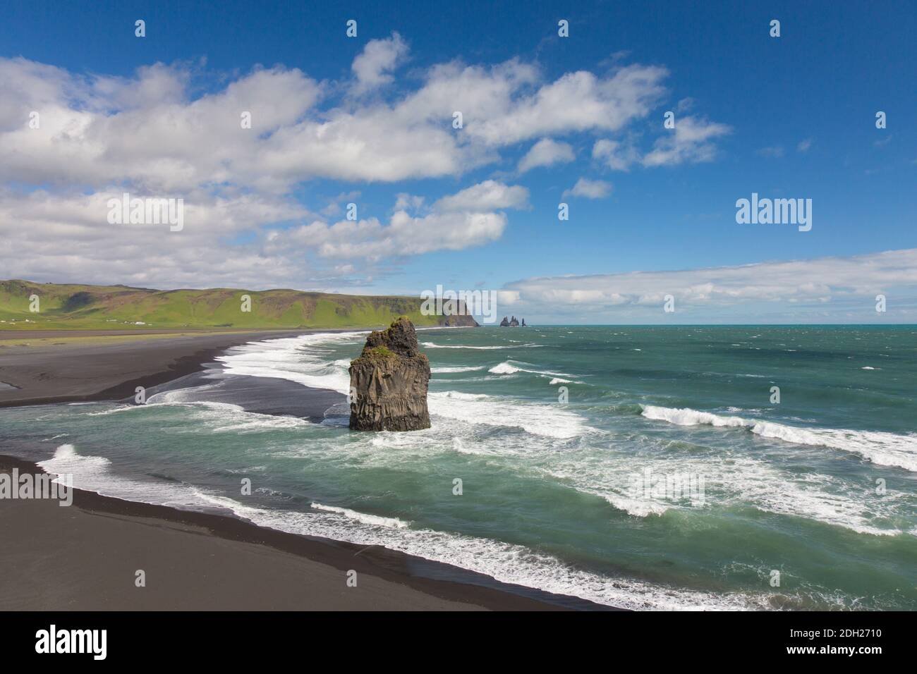 Arnardrangur / Adlerfelsen, Basaltmeer-Stack am Schwarzen Sandstrand Reynisfjara bei Vík í Mýrdal im Sommer, Island Stockfoto