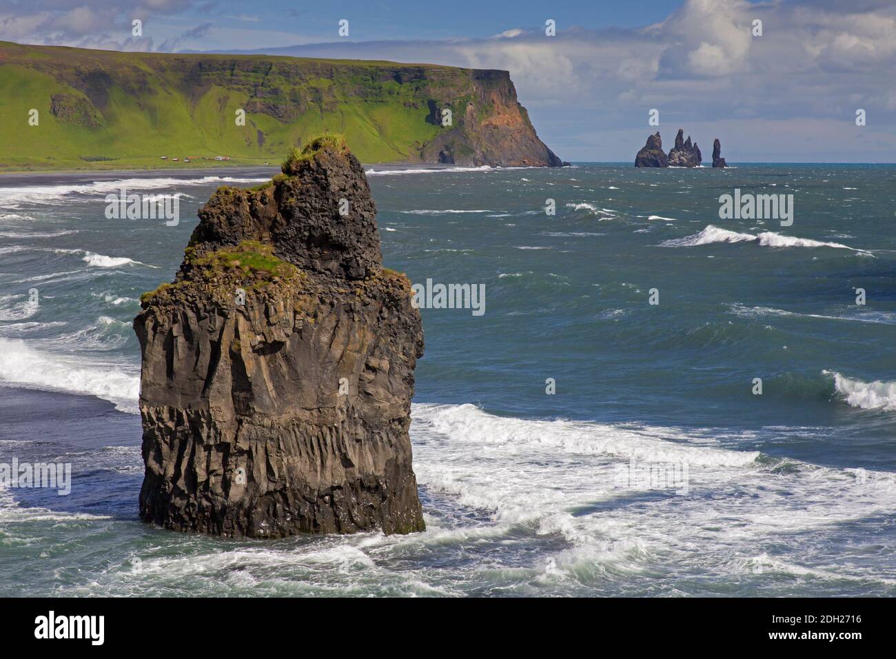 Arnardrangur / Adlerfelsen, Basaltmeer-Stack am Schwarzen Sandstrand Reynisfjara bei Vík í Mýrdal im Sommer, Island Stockfoto