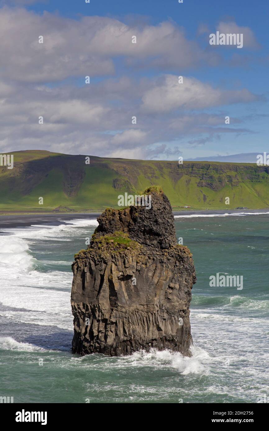 Arnardrangur / Adlerfelsen, Basaltmeer-Stack am Schwarzen Sandstrand Reynisfjara bei Vík í Mýrdal im Sommer, Island Stockfoto