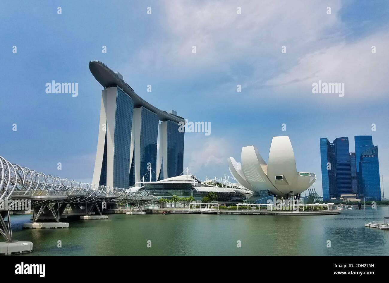 SINGAPUR, SINGAPUR - 7. Mai 2017: Marina Bay Sands Luxus-Komplex mit der DNA Helix Bridge und dem ArtScience Museum ikonische Lotus-Architektur. Stockfoto