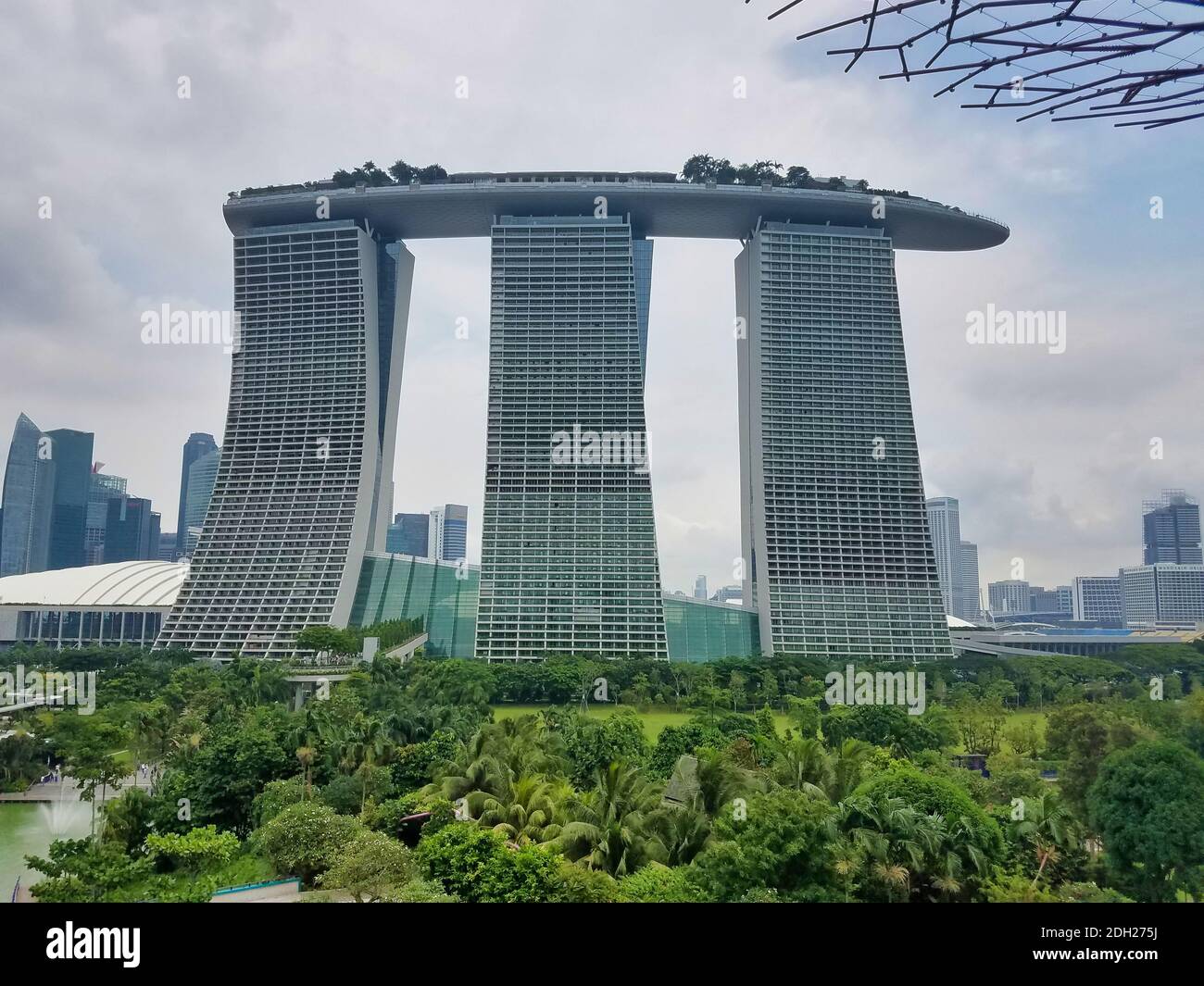 SINGAPUR - 7. Mai 2017: Ikonisches Bild des Luxushotels Marina Bay Sands, des Einkaufszentrums und des Casinos und der angrenzenden Gärten an der Bucht. Stockfoto