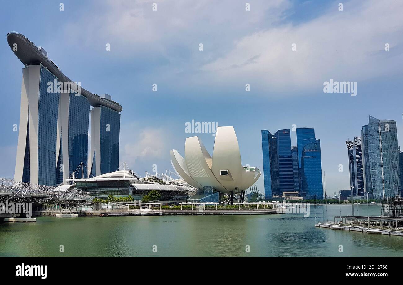 SINGAPUR, SINGAPUR - 7. Mai 2017: Marina Bay Sands Luxus-Komplex mit der DNA Helix Bridge und dem ArtScience Museum ikonische Lotus-Architektur. Stockfoto