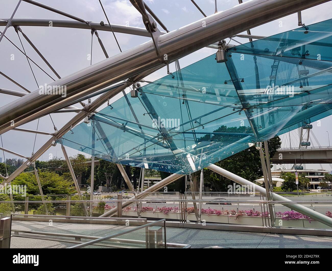 SINGAPUR, SINGAPUR - 7. Mai 2017: Detail der Helix-Brücke im Luxuskomplex Marina Bay Sands. Stockfoto