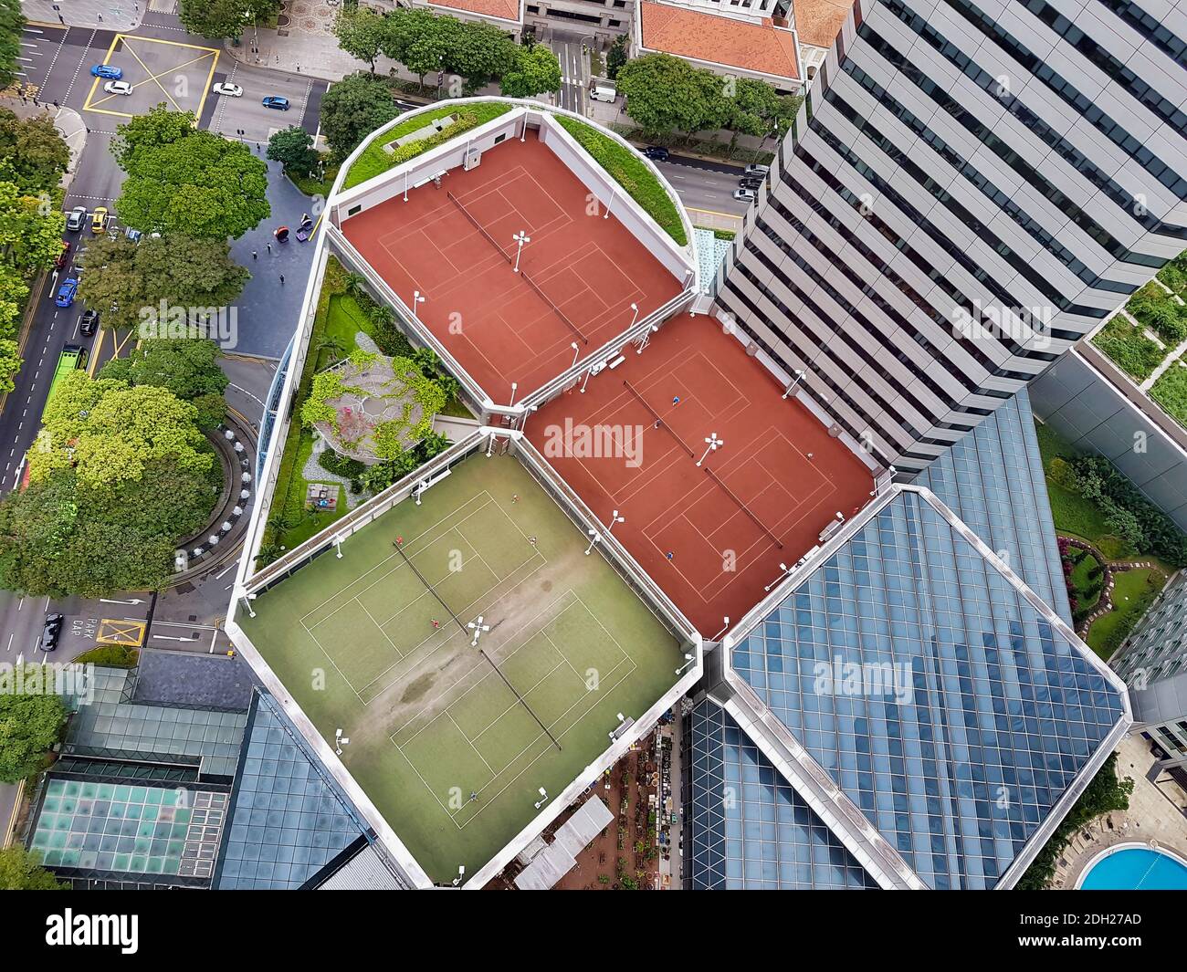 SINGAPUR - 8. Mai 2017: Architektonisches Detail der Tennisplätze auf dem Dach aus einem luftigen Hochhaus. Stockfoto
