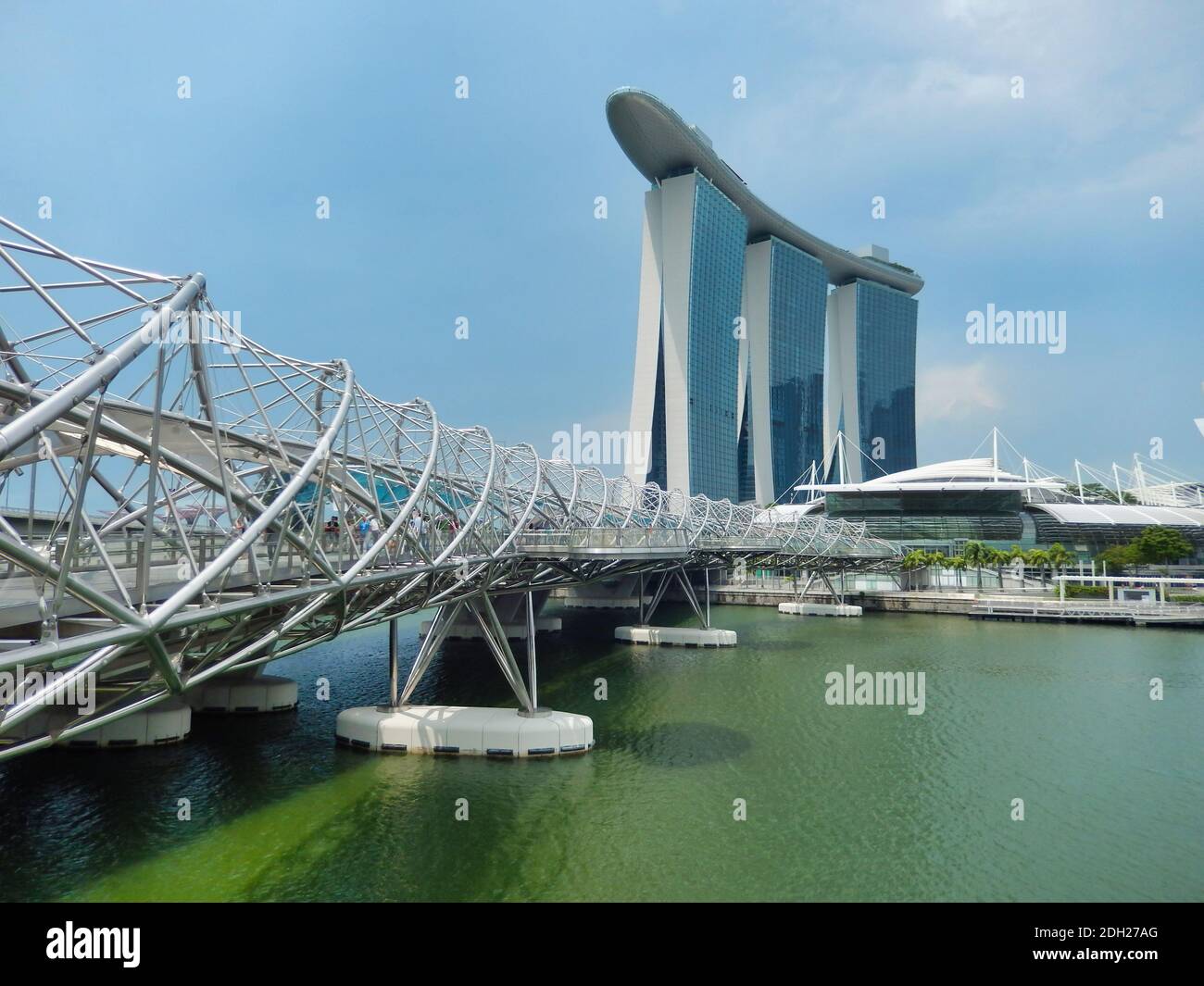 SINGAPUR, SINGAPUR - 6. Mai 2017: Marina Bay Sands Luxus-Komplex mit der DNA Helix Bridge und dem ArtScience Museum ikonische Lotus-Architektur. Stockfoto