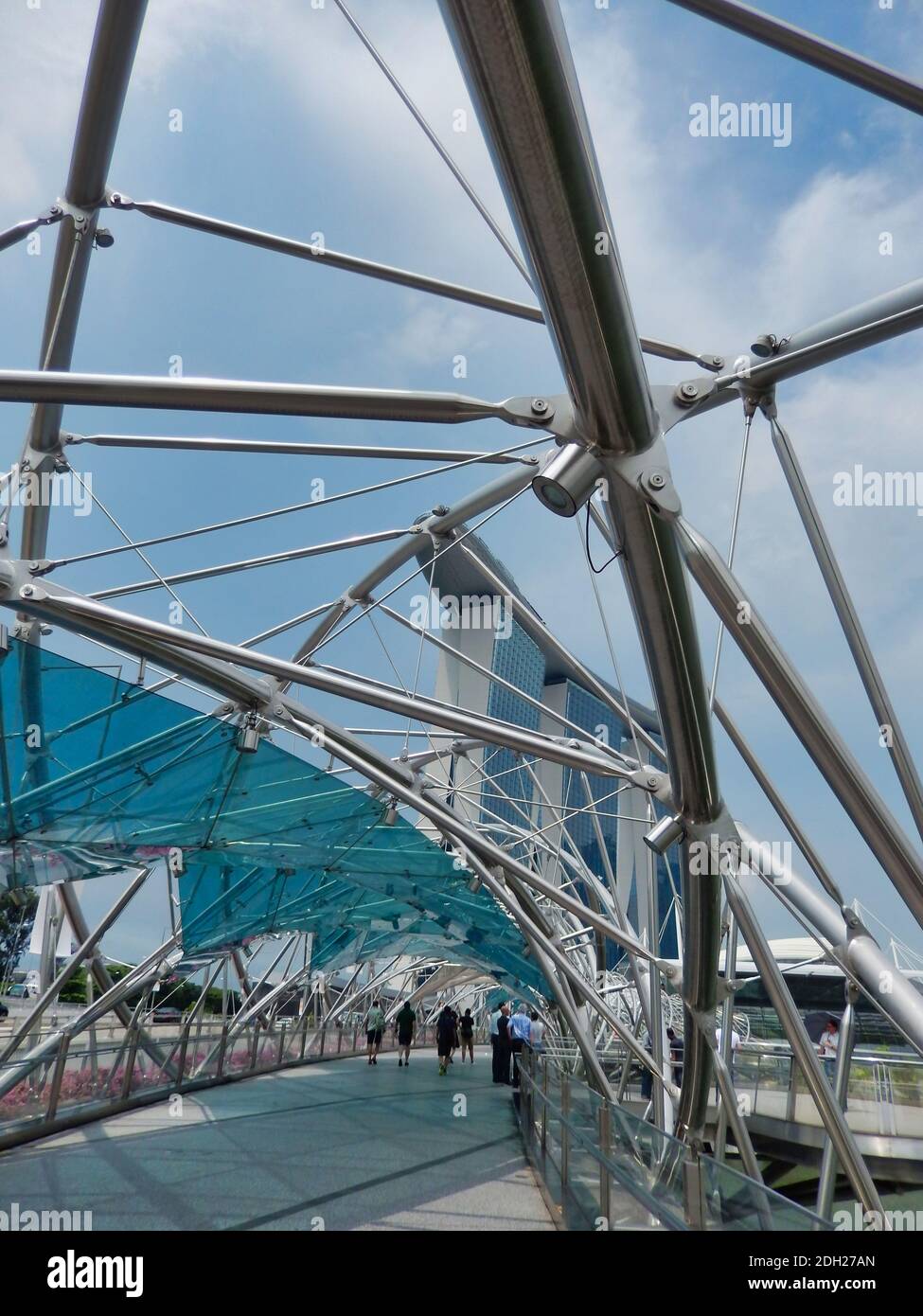 SINGAPUR, SINGAPUR - 6. Mai 2017: Marina Bay Sands Luxus-Komplex von der legendären DNA Helix Bridge aus gesehen. Stockfoto