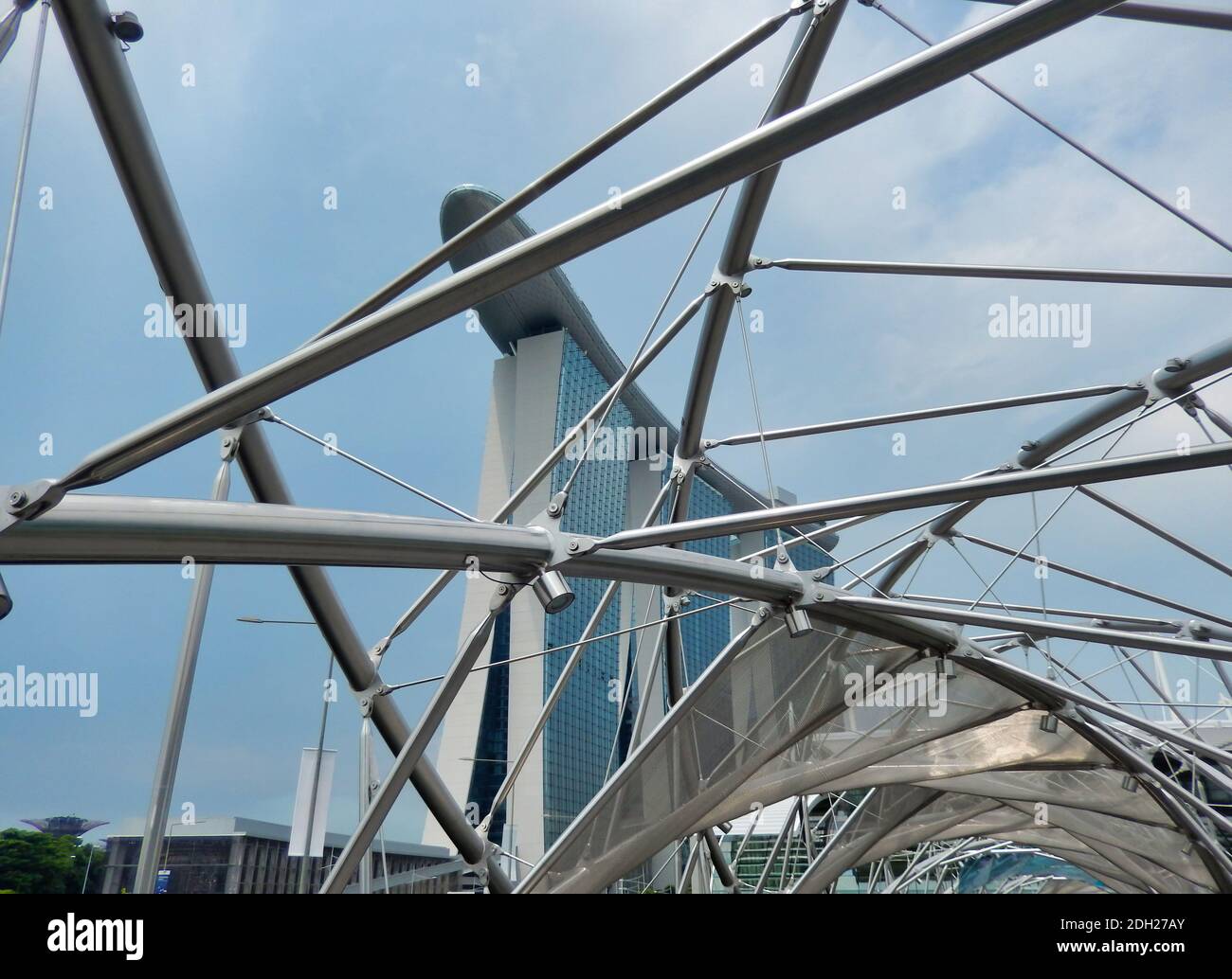 SINGAPUR, SINGAPUR - 6. Mai 2017: Marina Bay Sands Luxus-Komplex von der legendären DNA Helix Bridge aus gesehen. Stockfoto
