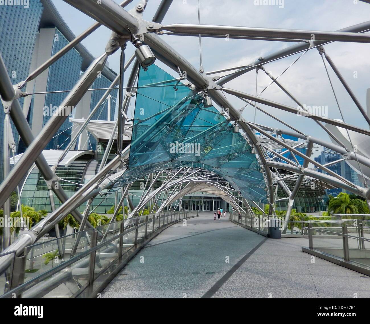 SINGAPUR, SINGAPUR - 6. Mai 2017: Marina Bay Sands Luxus-Komplex von der legendären DNA Helix Bridge aus gesehen. Stockfoto