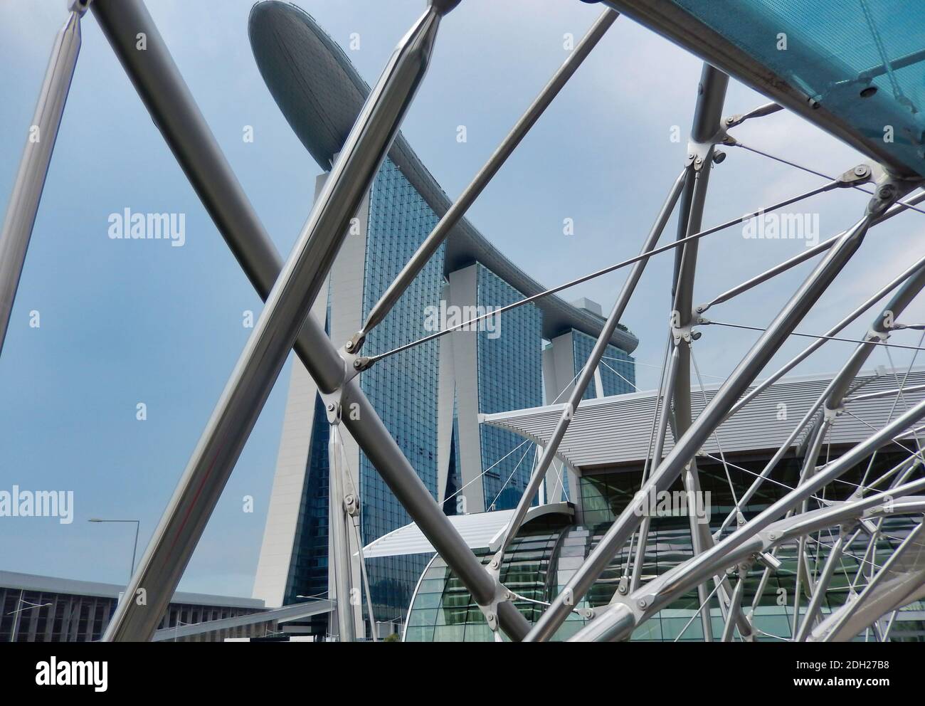 SINGAPUR, SINGAPUR - 6. Mai 2017: Marina Bay Sands Luxus-Komplex von der legendären DNA Helix Bridge aus gesehen. Stockfoto