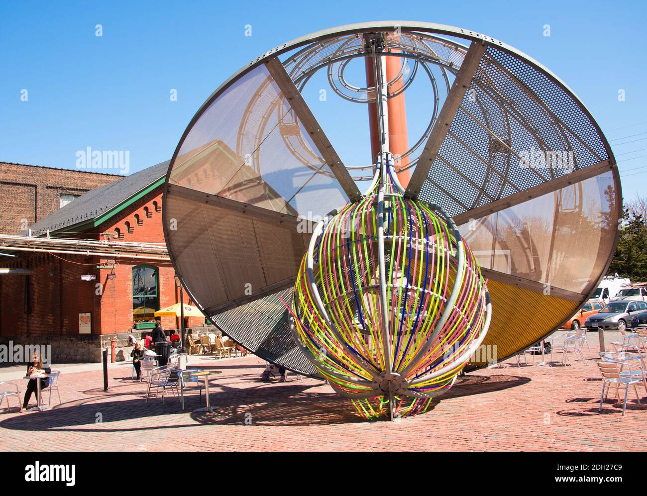 „Still Dancing“ von Dennis Oppenheim im Distillery District, Toronto, Kanada Stockfoto