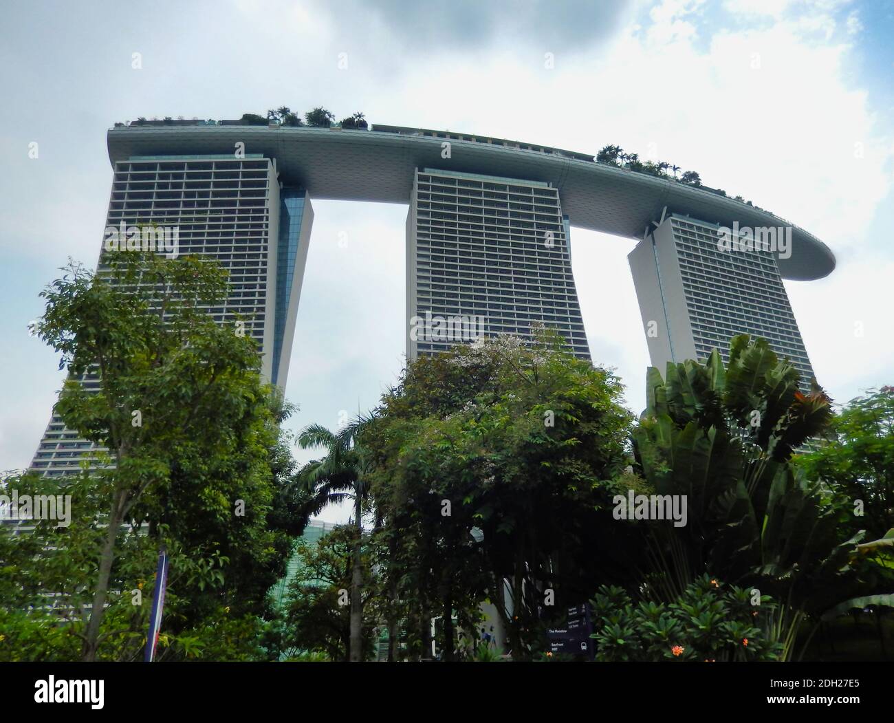 SINGAPUR - 7. Mai 2017: Marina Bay Sands Luxushotel, Einkaufszentrum und Casino, und die angrenzenden Gärten an der Bucht. Stockfoto