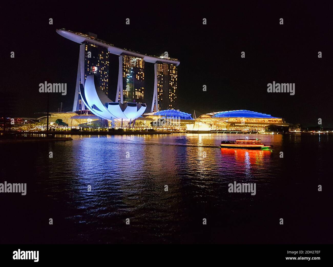 SINGAPUR - 6. Mai 2017: Nächtliches Panorama über die Bucht von Singapur mit dem Marina Bay Sands Luxushotel, Einkaufszentrum und Casino. Stockfoto