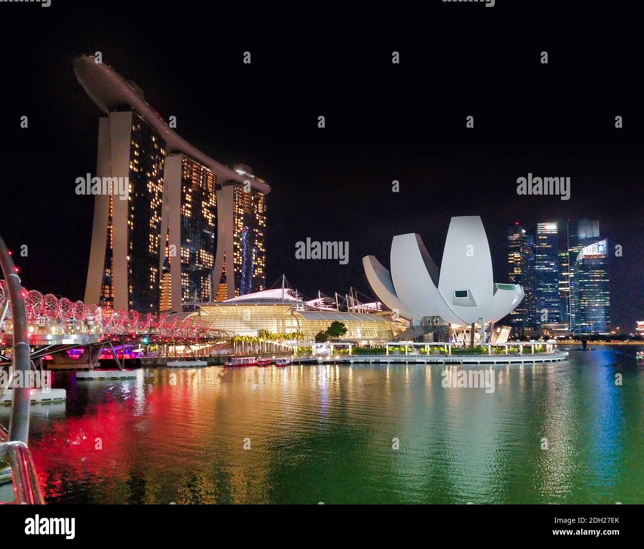 SINGAPUR, SINGAPUR - 7. Mai 2017: Marina Bay Sands Luxus-Komplex mit der DNA Helix Bridge und dem ArtScience Museum ikonische Lotus-Architektur. Stockfoto