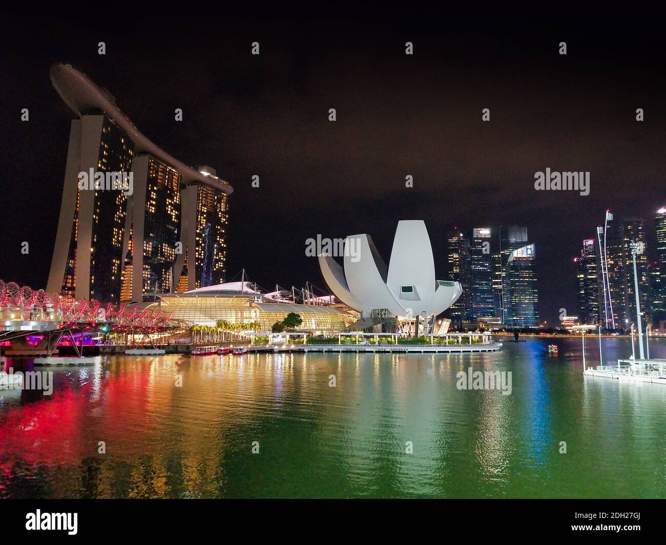 SINGAPUR, SINGAPUR - 7. Mai 2017: Marina Bay Sands Luxus-Komplex mit der DNA Helix Bridge und dem ArtScience Museum ikonische Lotus-Architektur. Stockfoto