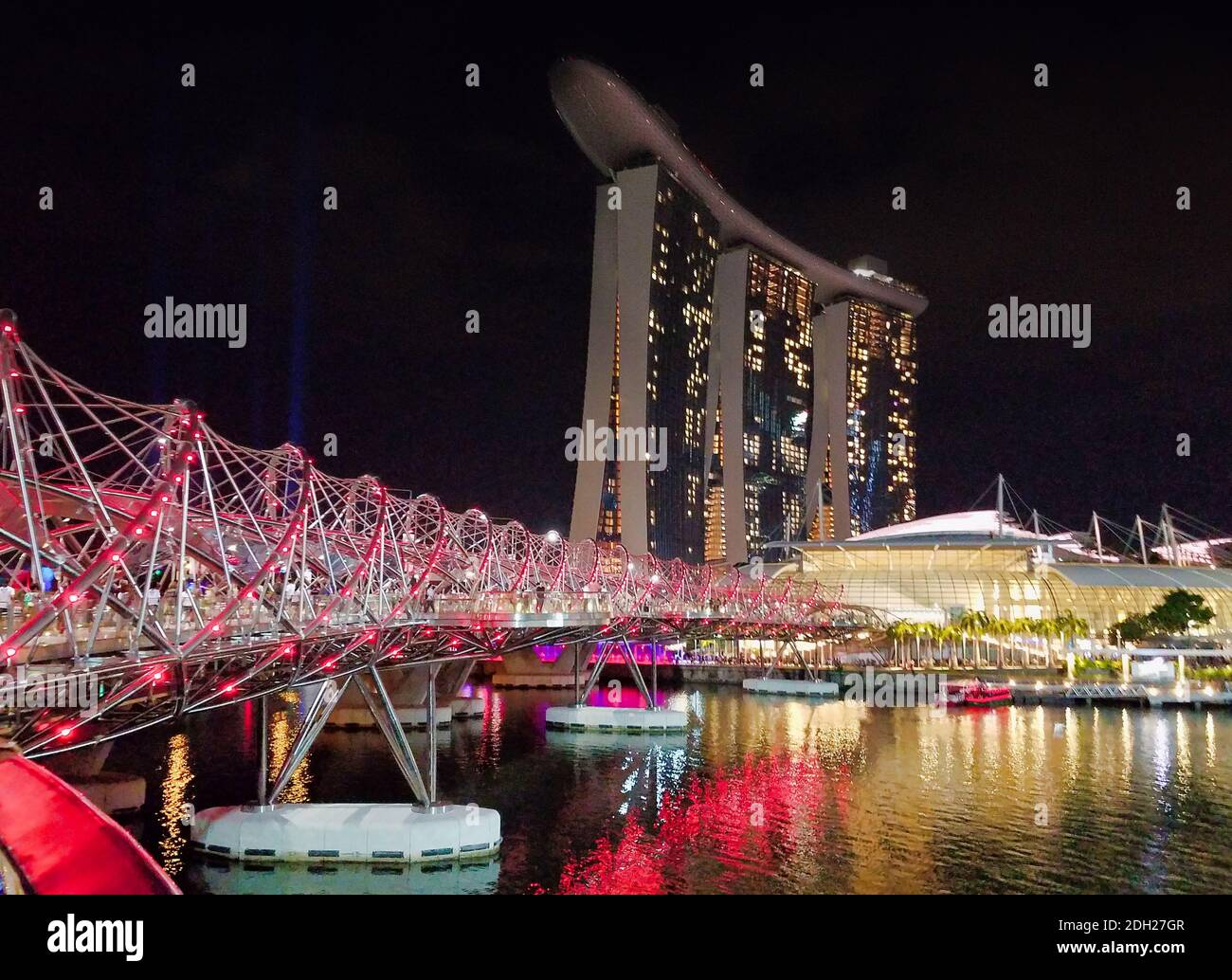 SINGAPUR, SINGAPUR - 7. Mai 2017: Marina Bay Sands Luxus-Komplex mit der DNA Helix Bridge und dem ArtScience Museum ikonische Lotus-Architektur. Stockfoto