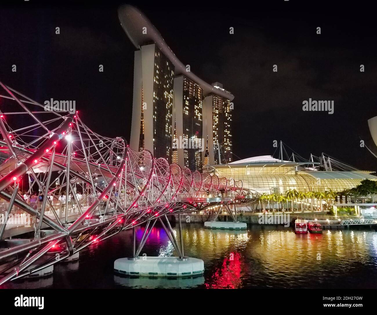 SINGAPUR, SINGAPUR - 7. Mai 2017: Marina Bay Sands Luxus-Komplex mit der DNA Helix Bridge und dem ArtScience Museum ikonische Lotus-Architektur. Stockfoto