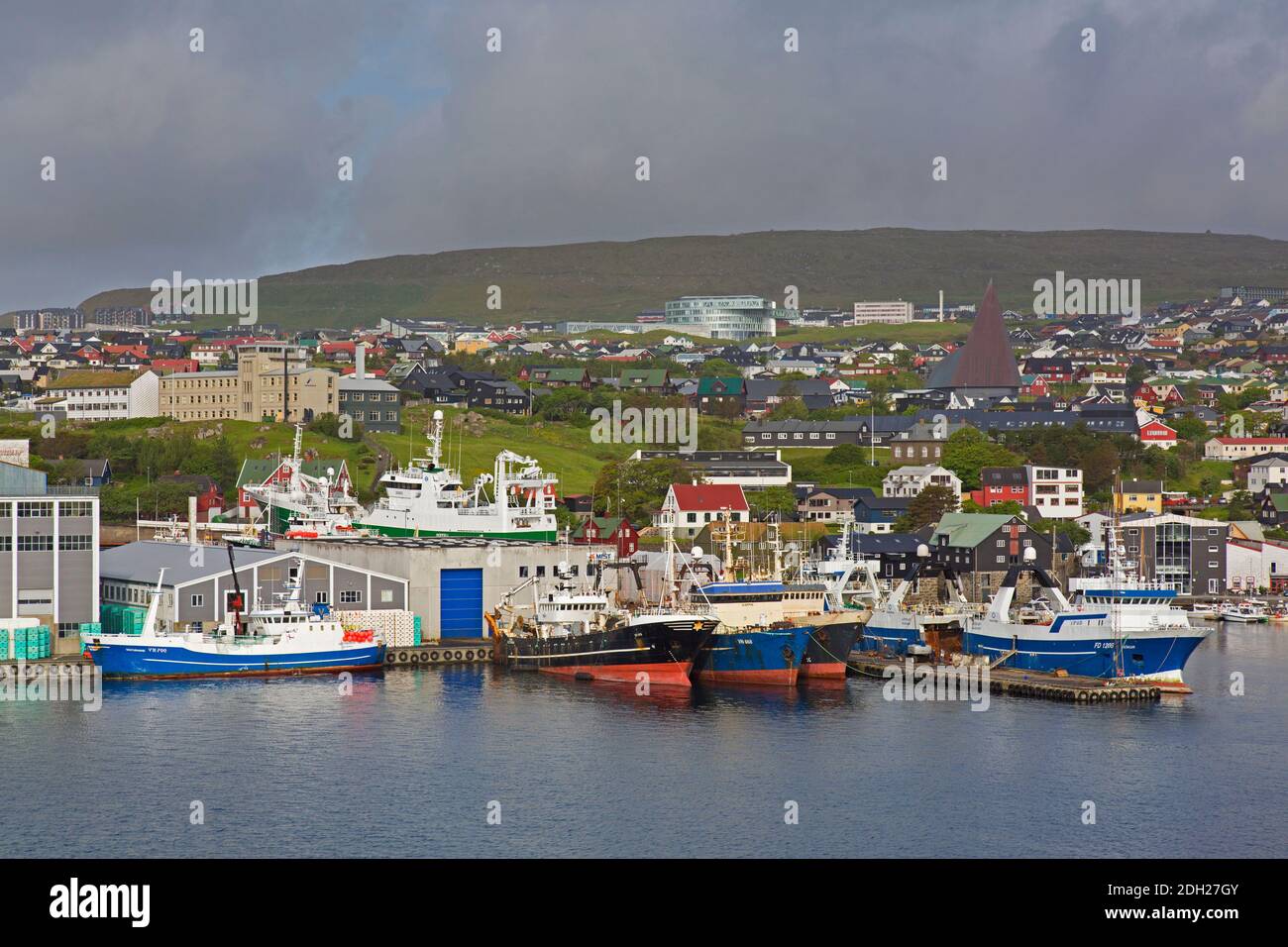 Fischerboote im Hafen von Torshavn, Hauptstadt und größte Stadt der Färöer Inseln / Färöer Inseln auf der Insel Streymoy Stockfoto