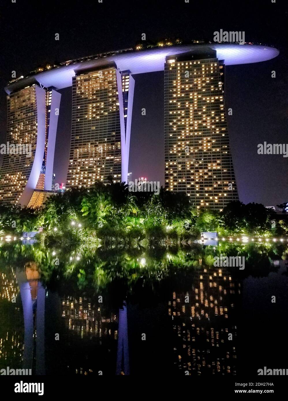 SINGAPUR - 6. Mai 2017: Blick bei Nacht auf das Marina Bay Sands Luxushotel, Einkaufszentrum und Casino, von den angrenzenden Gärten an der Bucht. Stockfoto
