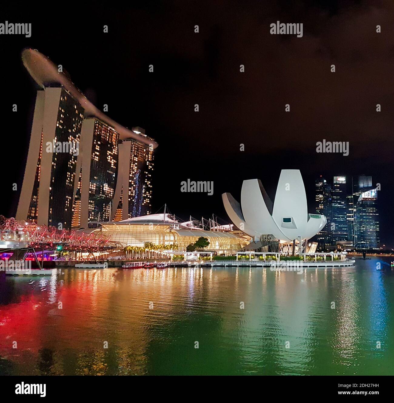 SINGAPUR, SINGAPUR - 7. Mai 2017: Marina Bay Sands Luxus-Komplex mit der DNA Helix Bridge und dem ArtScience Museum ikonische Lotus-Architektur. Stockfoto