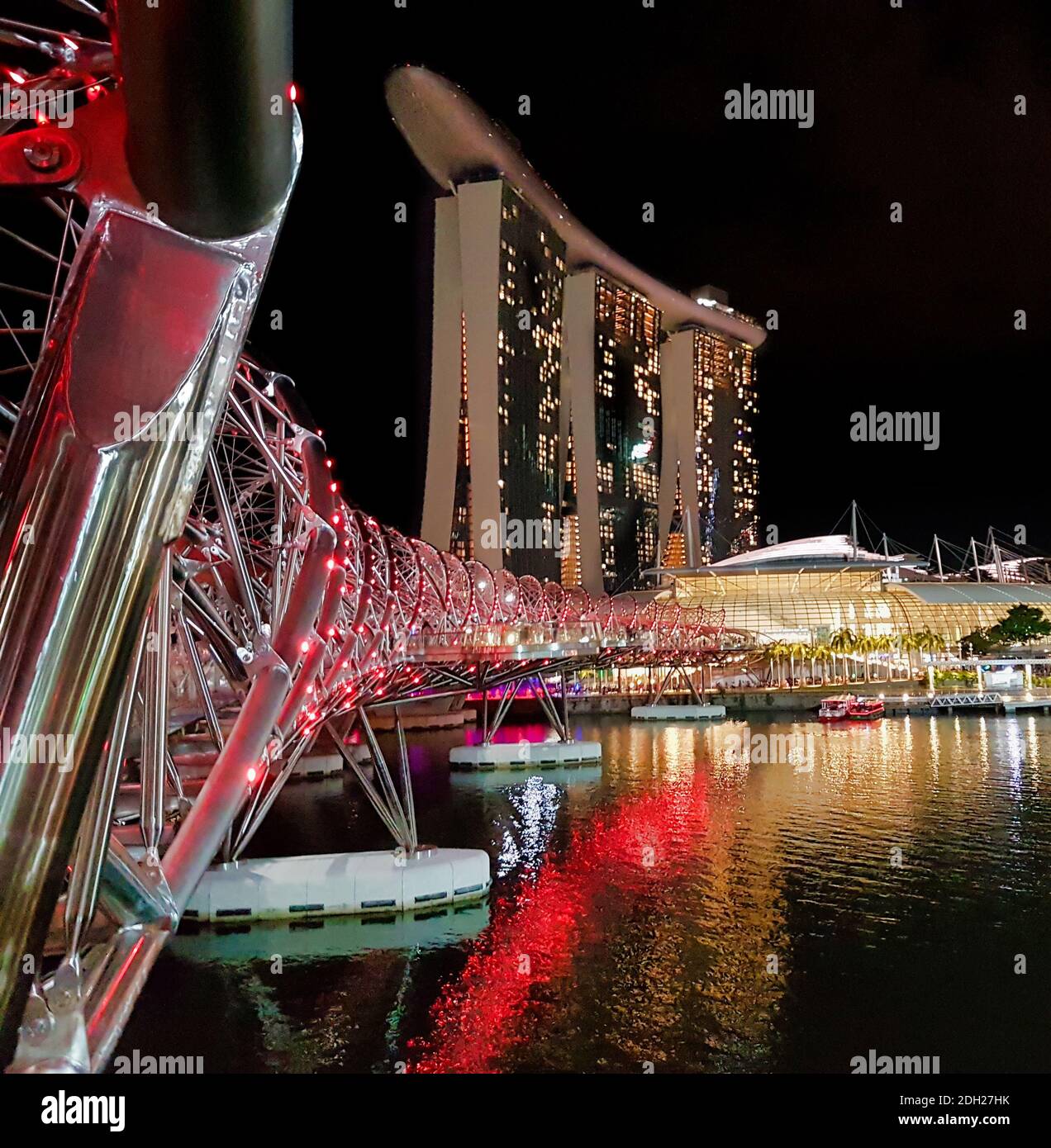 SINGAPUR, SINGAPUR - 7. Mai 2017: Marina Bay Sands Luxus-Komplex mit der DNA Helix Bridge und dem ArtScience Museum ikonische Lotus-Architektur. Stockfoto