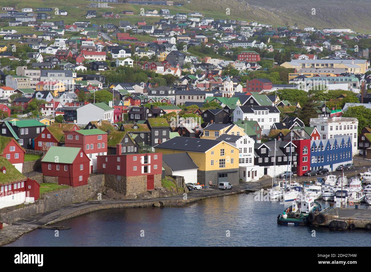 Blick über Torshavn, Hauptstadt und größte Stadt der Färöer-Inseln / Färöer-Inseln auf der Insel Streymoy Stockfoto