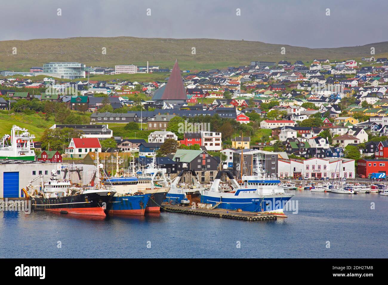 Fischerboote im Hafen von Torshavn, Hauptstadt und größte Stadt der Färöer Inseln / Färöer Inseln auf der Insel Streymoy Stockfoto